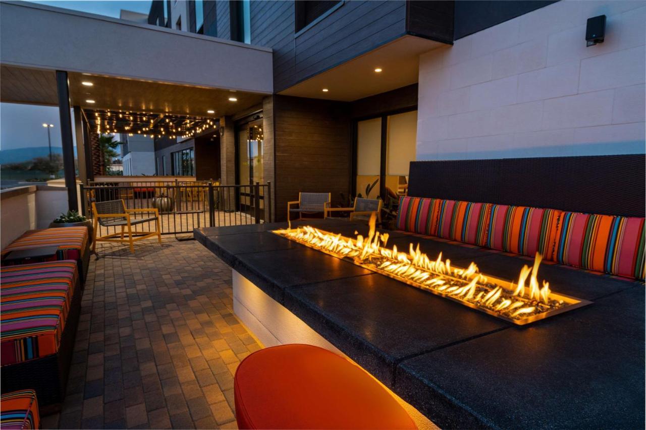 Home2 Suites Corona, Ca Bagian luar foto